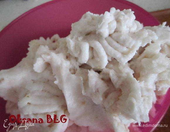 Сало и чеснок перемолоть на мясорубке, добавить соль перец по вкусу.