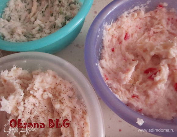 Затем в сало можно добавлять добавки по вкусу, это может быть измельченная зелень, острый перец, куркума, смесь разных перцев.