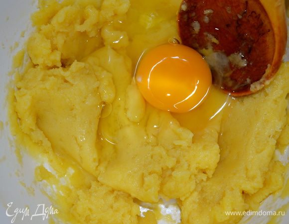 Отставить тесто, переложить в миску и дать немного остыть. Затем ввести по одному яйца, каждый раз тщательно перемешивая, и не добавляя следующее яйцо, если предыдущее еще не размешено как следует.  