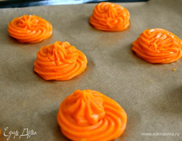 С помощью кондитерского мешка отсадить "тыковки" из теста на застеленный пекарской бумагой противень.