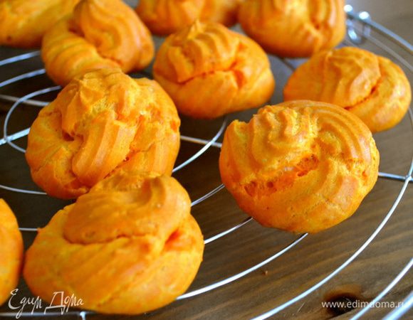 Выпекать "тыковки" в разогретой до 220 С первые 15 минут, затем понизить температуру духовки до 180 С и выпекать еще 10 минут. Вы знаете, совершенно не задумываясь посадила "тыковки" на противень... Уже после посчитала - подучилось ровно 13 штук!!! ))))))) Готовые заварные булочки полностью остудить на решетке. 
