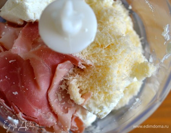 Приготовить начинку, смешав все ингредиенты в миксере...   