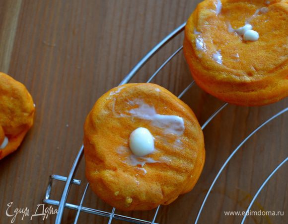 С помощью тонкой насадки кондитерского мешка заполнить "тыковки" начинкой.