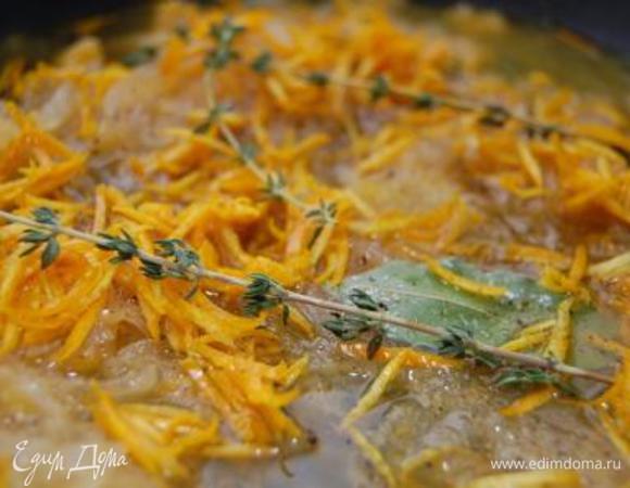 Добавить в сковороду цедру апельсина, уксус, веточки тимьяна, лавровый лист, сахар, соль и перец. Накрыть крышкой и тушить  на тихом огне еще 1 час, периодически помешивая. 