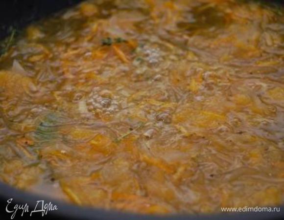 Густоту конфитюра регулируйте сами.  Если через час  в сковороде будет слишком  много жидкости – откройте крышку, увеличьте огонь и немножко выпарите жидкость (помешивая).  Лавровый лист и всё, что останется от тимьяна – удалить. 