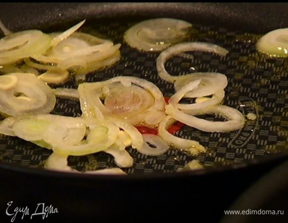 Разогреть в сковороде оливковое масло и обжарить лук и чеснок.