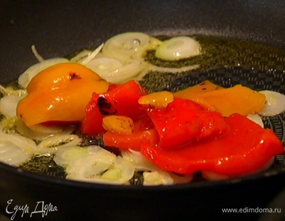 Добавить сладкий перец и еще немного подержать на огне.