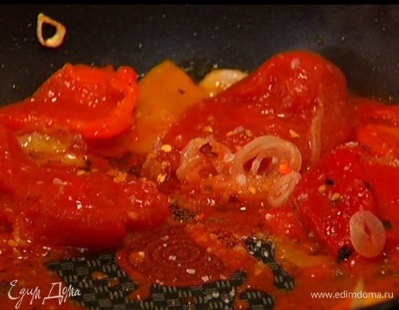 Выложить в сковороду с овощами консервированные помидоры и раздавить их; все посолить, посыпать хлопьями чили и перемешать, затем чуть-чуть прогреть и выключить огонь.