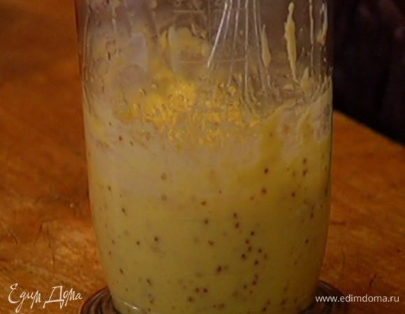 Приготовить майонез: желток соединить с горчицей, посолить и взбивать миксером, тонкой струйкой вливая оливковое масло. Когда масса станет достаточно густой, влить сок лимона и уксус. В самом конце добавить оливковое масло Extra Virgin и взбить еще немного.