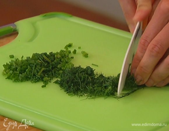 Шнитт-лук и укроп мелко порубить.