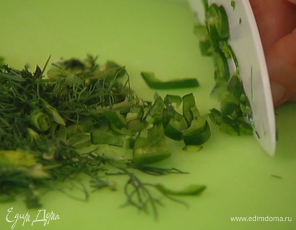 Перец чили, удалив семена, тонко порезать.