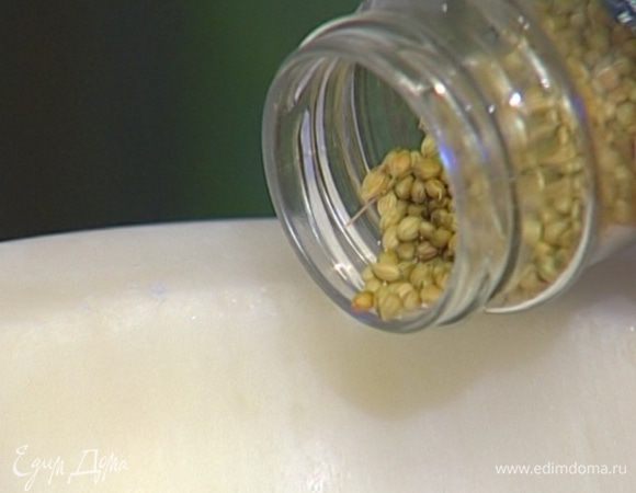 Семена фенхеля, кориандр и куркуму растереть в ступке, затем добавить соль и перемешать.