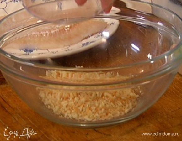 Хлеб измельчить в блендере в мелкую крошку — должны получиться 2 ст. ложки.