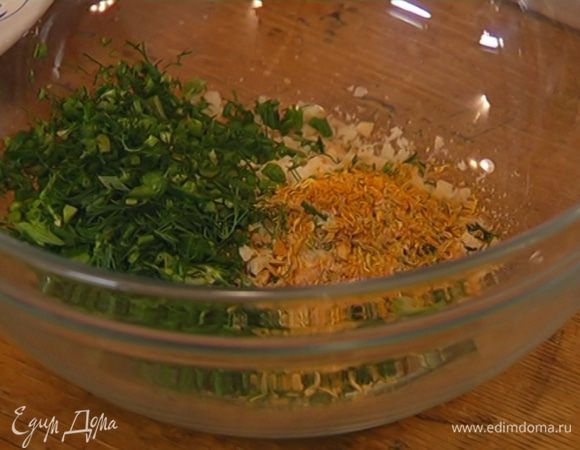Добавить рубленую зелень и специи с солью.