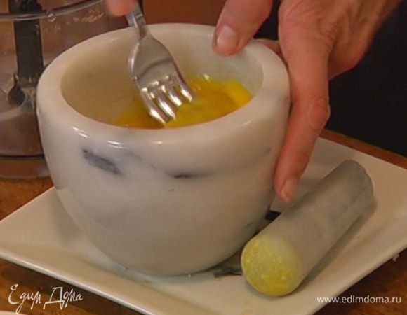 Яйцо слегка взбить венчиком.