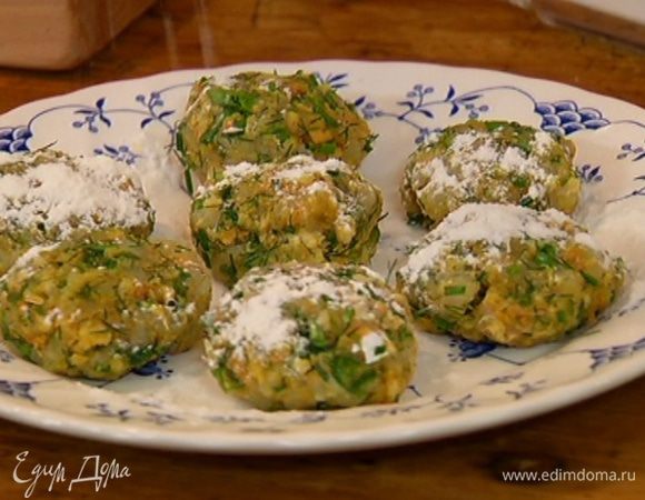 Мокрыми руками сформировать котлеты небольшого размера и присыпать их с двух сторон мукой.