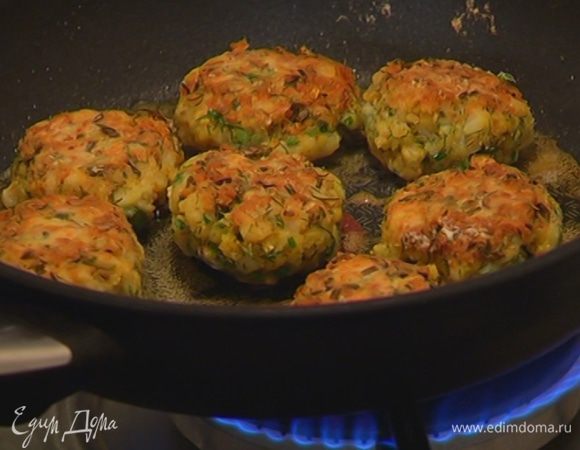 Разогреть в сковороде оливковое масло и обжаривать котлеты с каждой стороны по 4–5 минут.