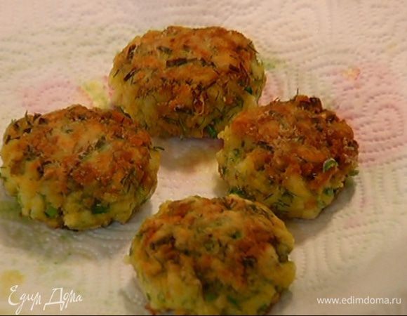 Готовые котлеты выложить на бумажное полотенце, чтобы убрать излишки жира.