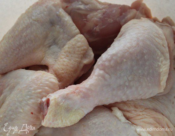 Цыпленка помыть и нарубить порционными кусками.