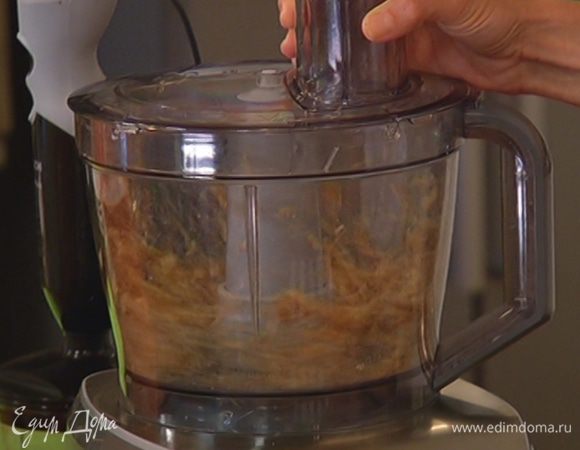 Приготовить тесто: грецкие орехи измельчить в комбайне в мелкую крошку.