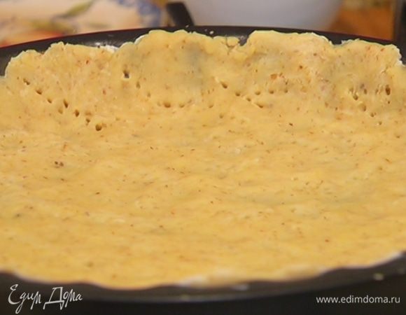 Форму для выпечки смазать оставшимся сливочным маслом, выложить тесто и равномерно распределить его, сформировав бортики.