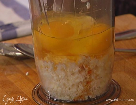 Приготовить крем: творог соединить с медом, влить ванильный экстракт, добавить яйца и взбить миксером.