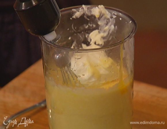 Добавить желток, сливочный сыр, сахарную пудру и взбить все на средней скорости в однородную массу, но чтобы в ней сохранились творожные крупинки.