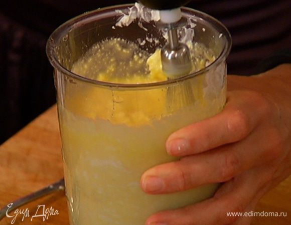 Венчиком вмешать в крем муку, затем еще буквально пару секунд взбивать миксером.