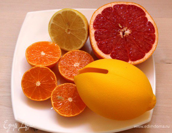 Выжать сок из лимона, мандарина и грейпфрута.