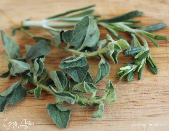 Розмарин и орегано помыть и обсушить.