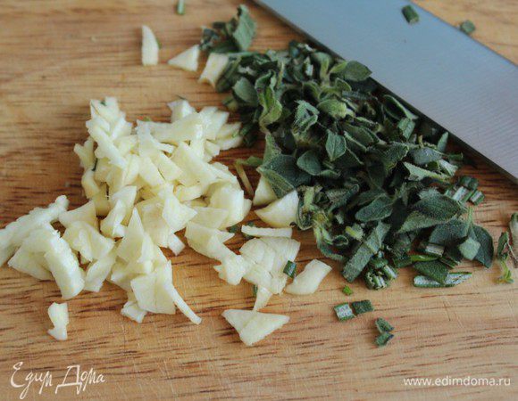 Мелко порубить травы и чеснок.