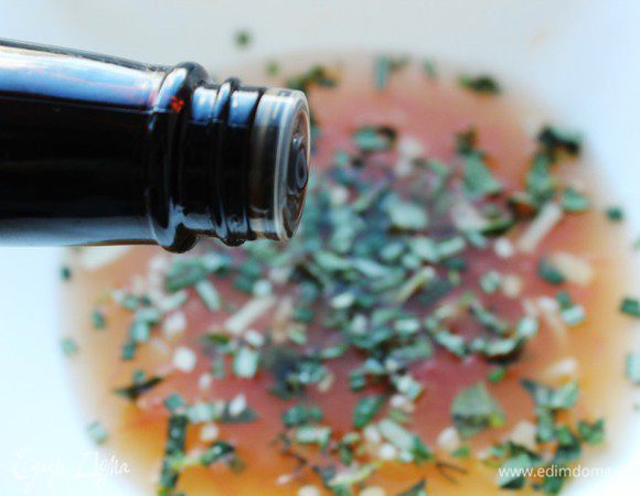 Смешать сок и травы, добавить вустерский соус. Перемешать. Добавить соль и перец.