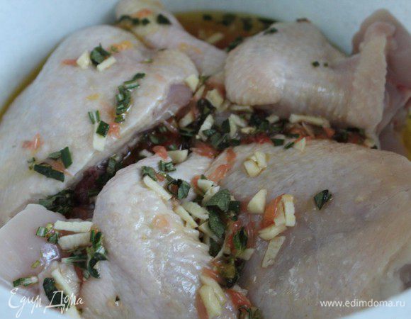 Залить цыпленка маринадом и оставить на 2-3 часа. Идеально - на ночь.