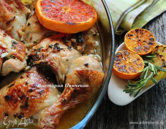 Запекать 30-40 минут при температуре 180 градусов. Периодически поливать выделившимся соком. К такому мясу в качестве гарнира хорошо подавать рассыпчатый рис, а в качестве подгарнировки - обжаренные на сухой сковороде колечки цитрусовых. Приятного аппетита!!!