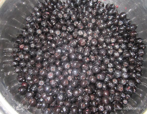 Ягоду промыть, залить кипятком на ночь. Утром из 1 стакана получившегося настоя и сахара сварить сироп. 