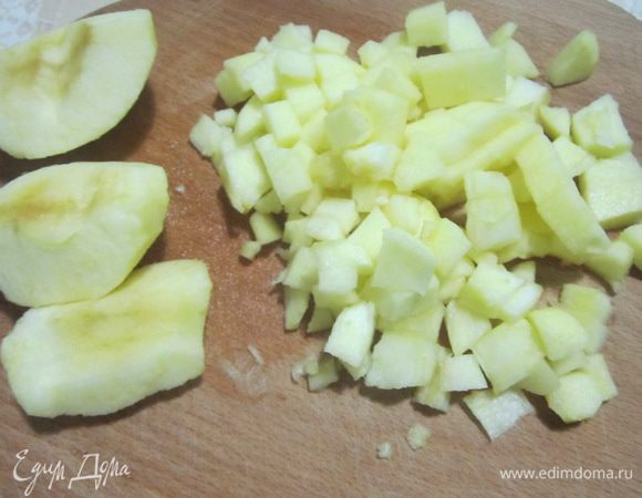 Яблоки порезать небольшим кубиком.