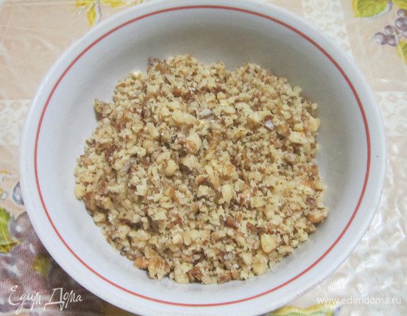 Орехи измельчить.