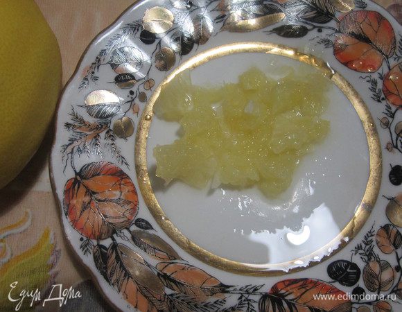 Лимон очистить и мелко нарезать.