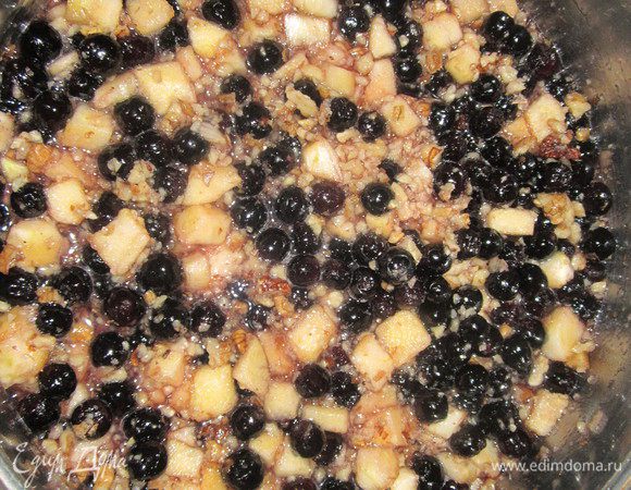 В кипящий сироп положить ягоды, подготовленные яблоки и орехи. Проварить по 15 минут три раза. Промежутки должны быть по несколько часов. 