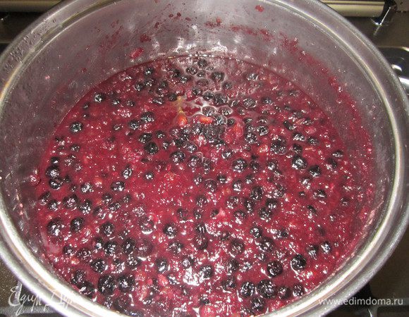 При последней варке положить в варенье нарезанный лимон.