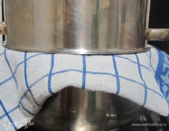 Готовое варенье накрыть сверху второй емкостью того же диаметра, положив между ними х/б полотенце.  Таким образом, создается воздушная подушка, благодаря которой рябина становится мягкой. Через некоторое время (у меня через 2 часа) варенье обычным способом закатать в банки. Приятного аппетита! 