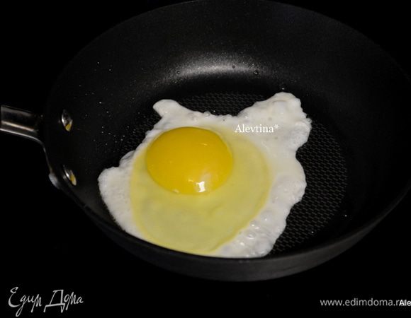 Яичницу поджарить как вы любите. Питу или тортилью слегка обжарить. Обжарить бекон до хруста и поломать затем.
