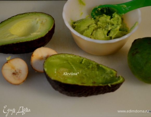 Авокадо разрезать на  2 части. Мякоть смешать с соком одного лайма, солью и перцем по вкусу.