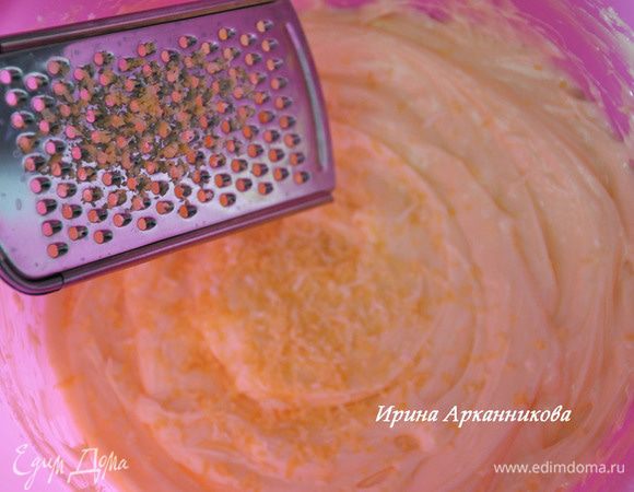 Взбить масло с пудрой, добавить цедру, перемешать. .