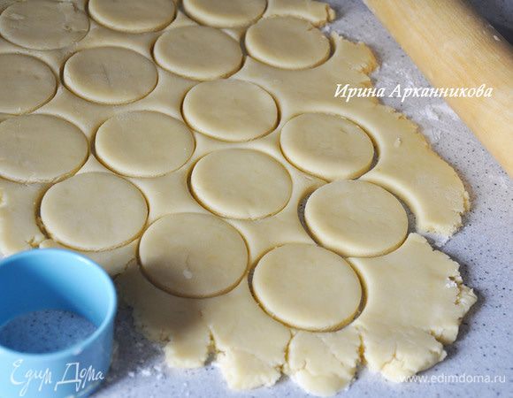 Вытащить тесто, раскатать и вырезать кружки.