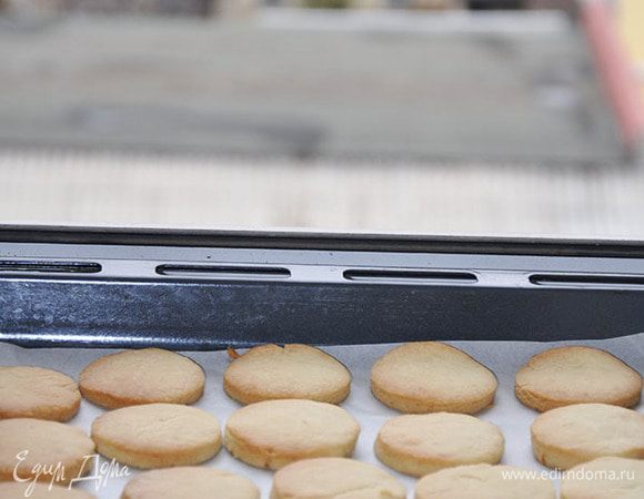 Полностью остудить печенье.