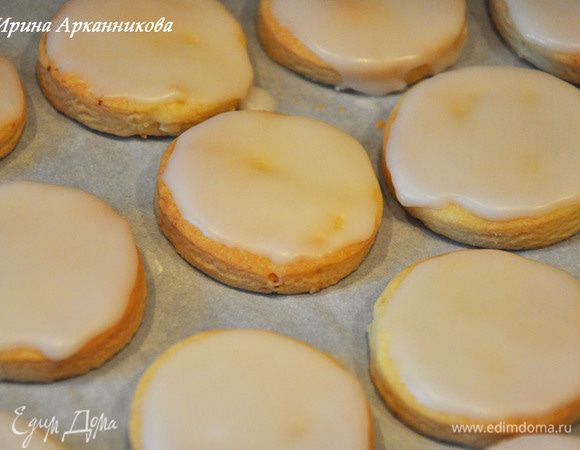 Смешать пудру с водой до кремовой консистенции и смазать кружки (я наношу аккуратно прям чайной ложечкой).