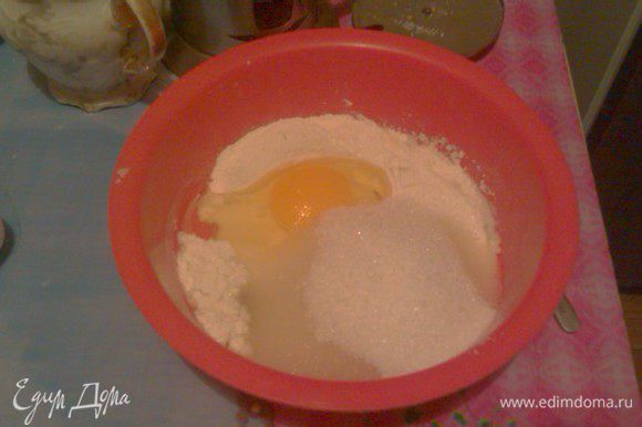В небольшую миску добавить воды, муки (не размешивая), яйцо и сахар..