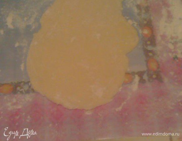 Готовое тесто поделить на четыре части. Теперь взять одну часть и раскатать скалкой. 