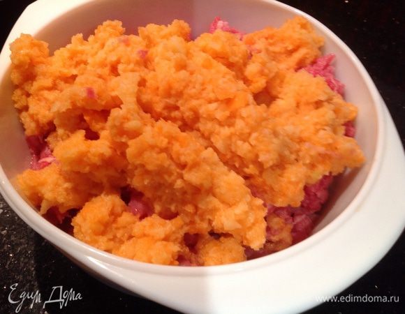 Тыкву, картофель и лук очистите. У лука отсоедините 1 слой (оставим его на ногти). Все измельчите в блендере, добавьте к фаршу и хорошо перемешайте.